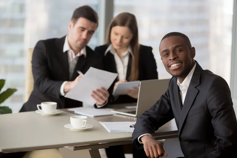 Reunião de consultoria analisando números de uma operação