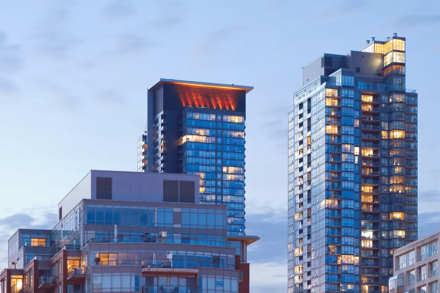 Torres residenciais ao entardecer