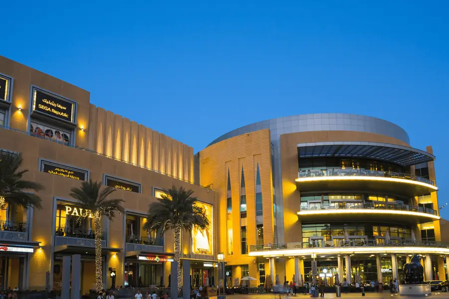 Centro comercial iluminado ao anoitecer